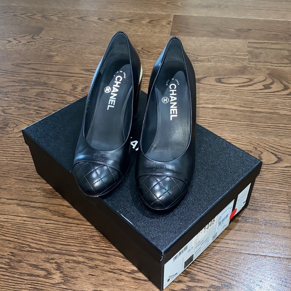 Chanel black lambskin pumps size 36.5